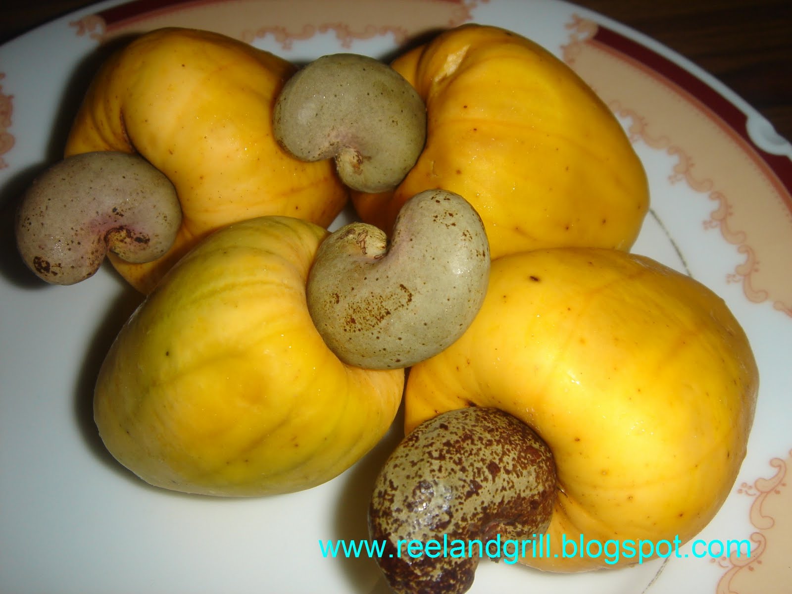 Reel and Grill Kasoy Cashew Juice and Nuts