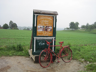  Nos encontramos este cartel con esta vieja bicicleta, seguro que tiene historias que contar