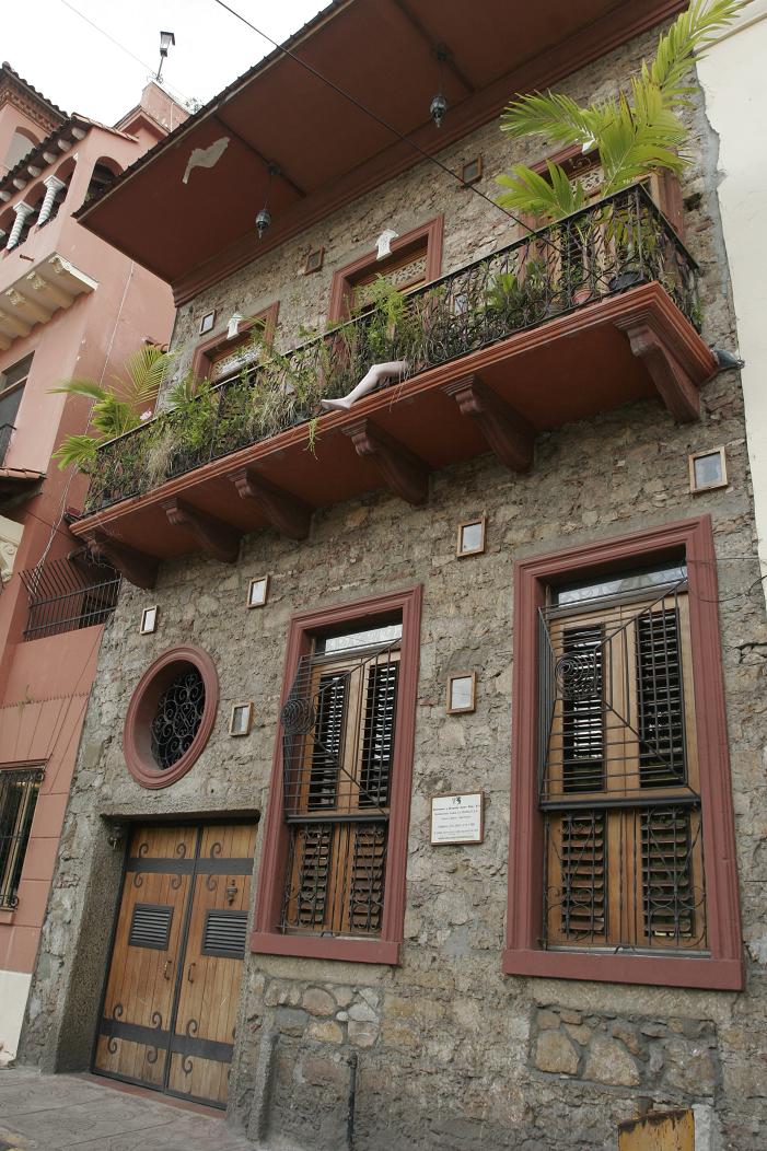 [edificio+con+pierna.JPG]