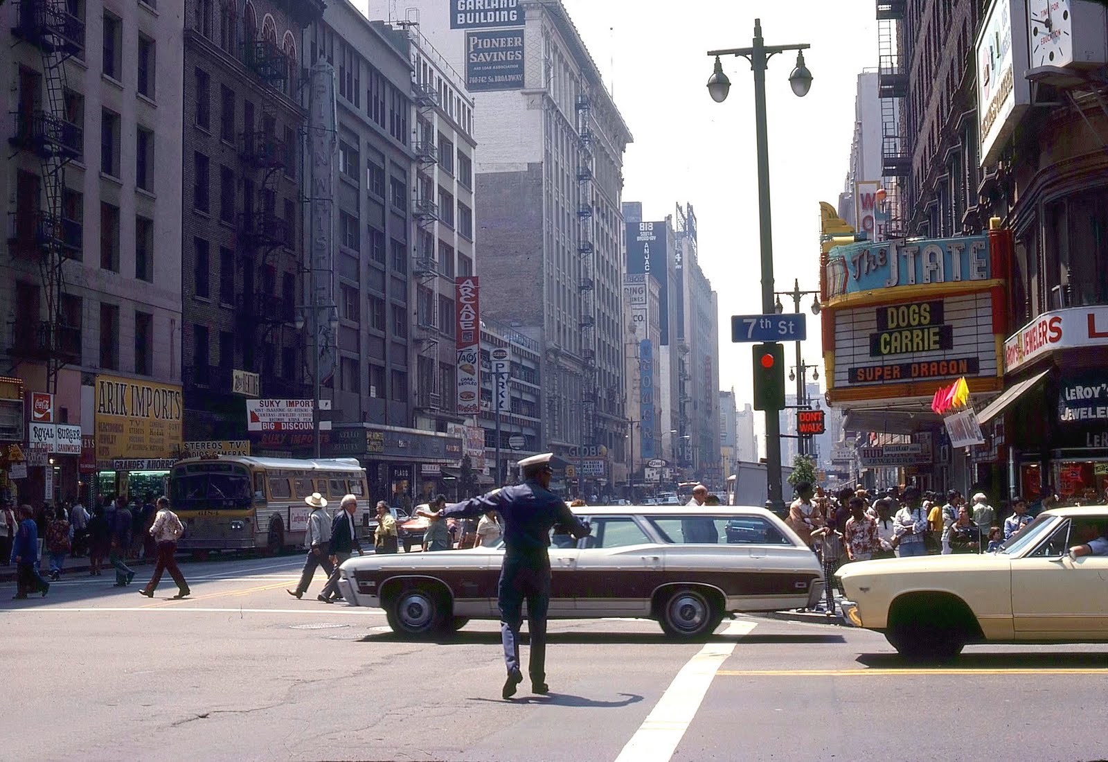 [Immagine: 1977+Broadway+and+7th+st+Los+Angeles+Calif.jpg]