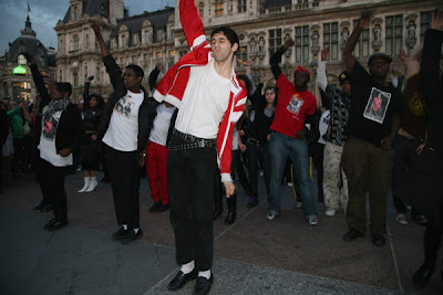Michael-Jackson-fans-Thriller-flashmob-October-28-2009-in-Paris-France-8.jpg
