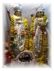 As deidades de Sri Sri Goura Gadadhara Prananath em Vrindavan