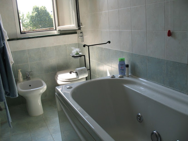 AMPIO BAGNO CON VASCA IDROMASSAGGIO E DOCCIA