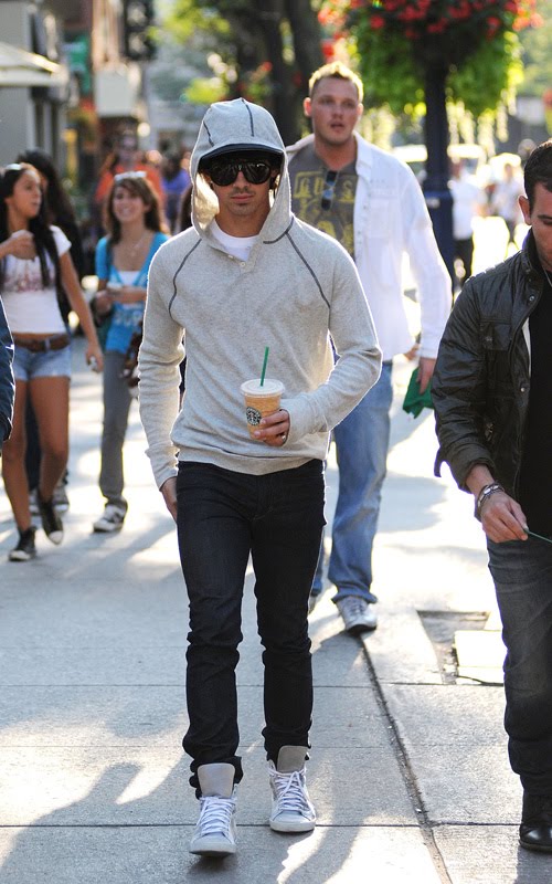 [joe-jonas-959-6.jpg]