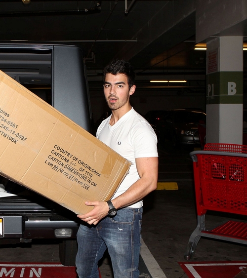 http://4.bp.blogspot.com/_dISkoprgqWc/TQAYYrDCBJI/AAAAAAAAEuQ/1IMPi4R--BU/s1600/joe+jonas+sofa+cama-007.jpg