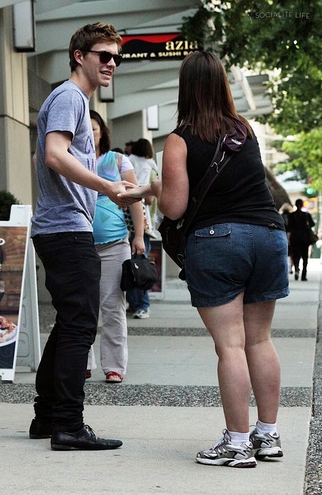[gallery_main-xavier-samuel-vancouver-art-gallery-fans-08162009-05.jpg]