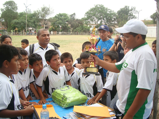 PREMIANDO AL CAPITAN DEL EQUIPO JUVENTUS