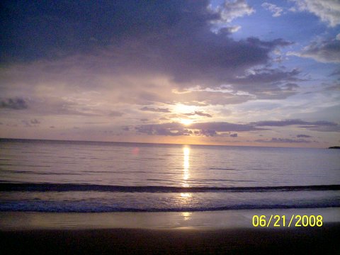 [2008-06-21-Bauang-LaUnion-WhiteHouse-sunset-4950-747525.JPG]