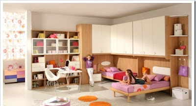 Large teen room with contemporary design for girls Large teen room with wooden elements designed for girls