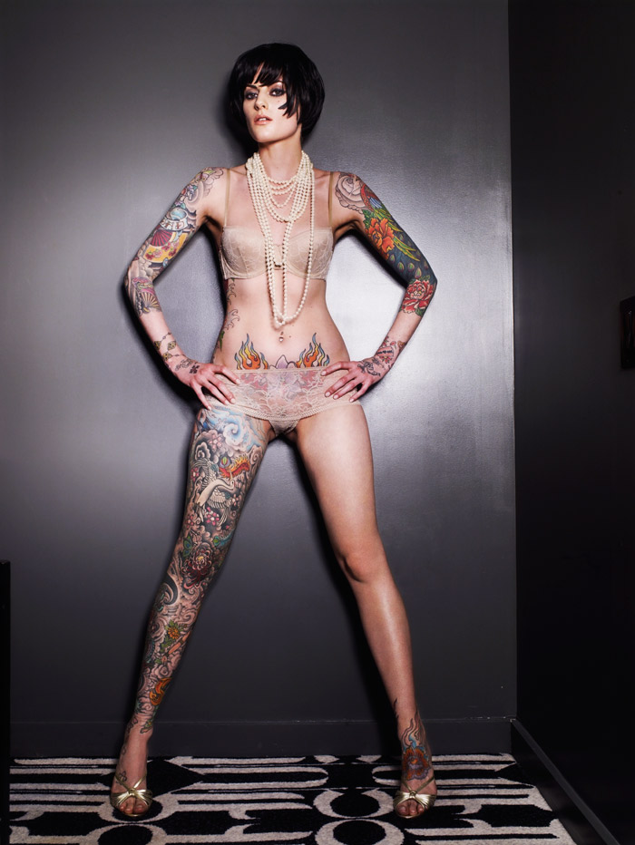  beautiful woman with body tattoos art.