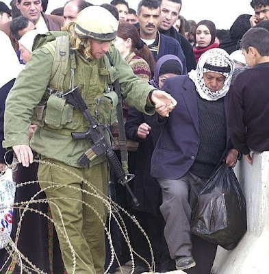 Israeli%20soldier%20giving%20a%20hand%20to%20a%20Palestinian%20elderly.jpg