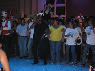 cantante guajaja guiando el baile