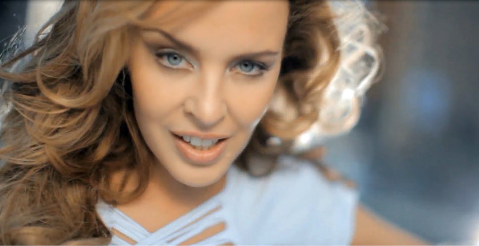 http://4.bp.blogspot.com/_dhnC3YNNccw/TAfQtXyROKI/AAAAAAAABCw/3cLHZi4tMlM/s1600/kylieallthelovers.jpg