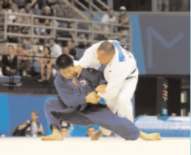 Morote kata sode tai otoshi