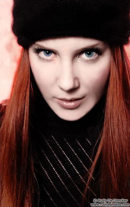 Simone Simons - Wallpaper Actress Simone Simons - Photo Set
