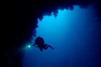 El Blue Hole seduce a buzos que van en busca de atravesar el arco que los lleva al mar afuera