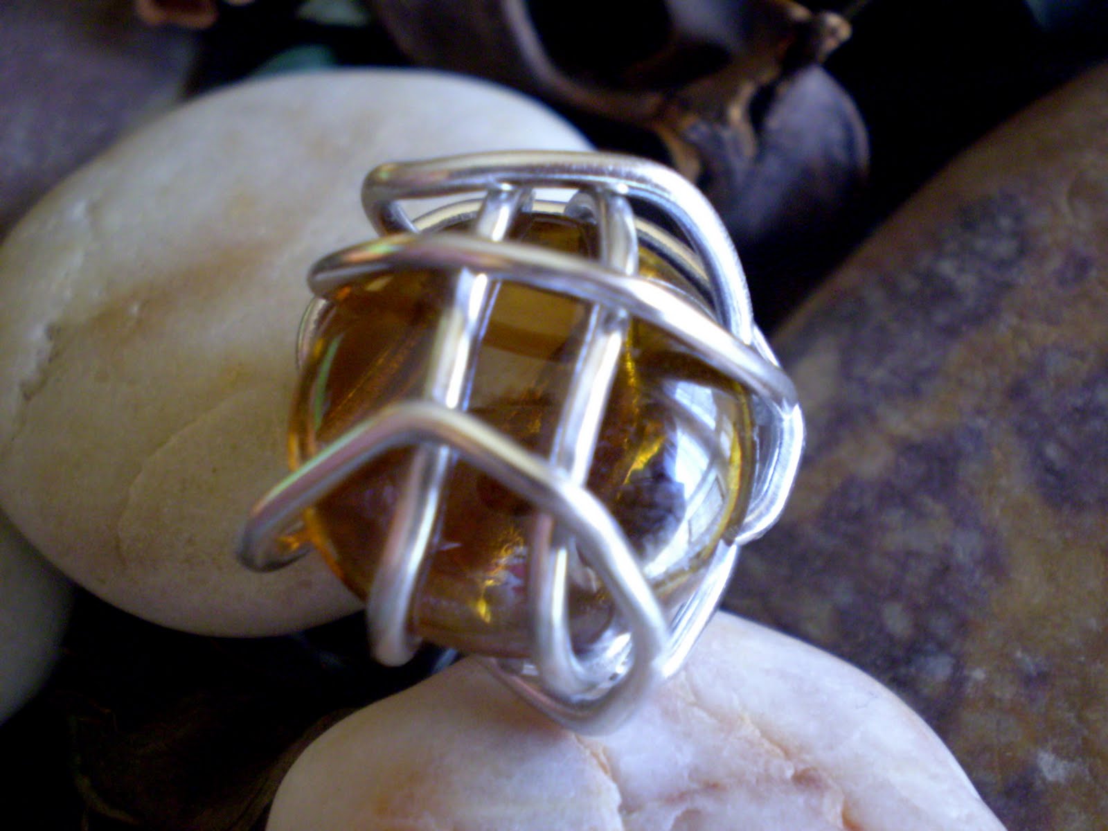 Taller de tocados y complementos Nica: anillos de aluminio y abalorios