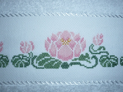 Solo Punto de Cruz: Toallas bordadas con Flores de Punto de Cruz