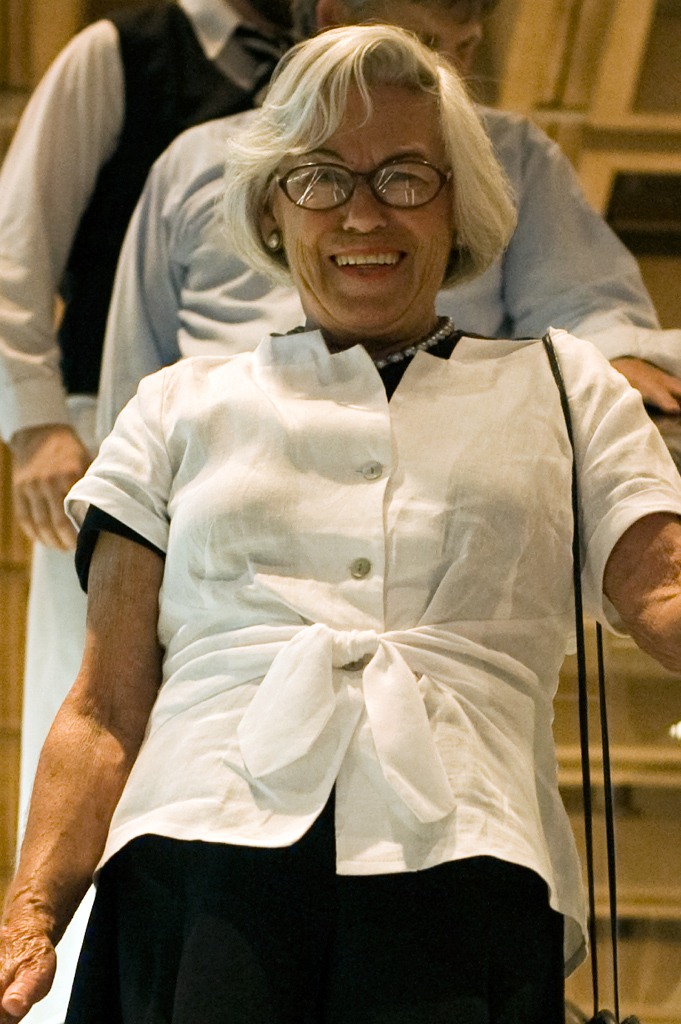 [escalatorliz(crop).jpg]