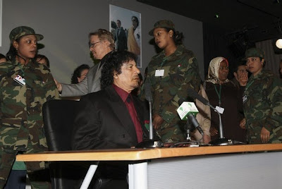 الحراسة النسائية  للقذافى Gaddafi+Libyan+bodyguards