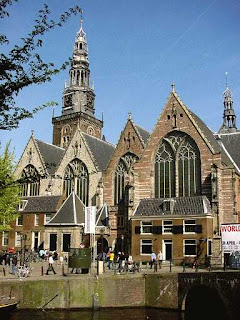 The church Oude Kerk http://4.bp.blogspot.com/_dytHgxmqC3A/Sq7tEVrChZI/AAAAAAAACKY/4lZEZlokqdE/s1600/oudekerk2.jpg