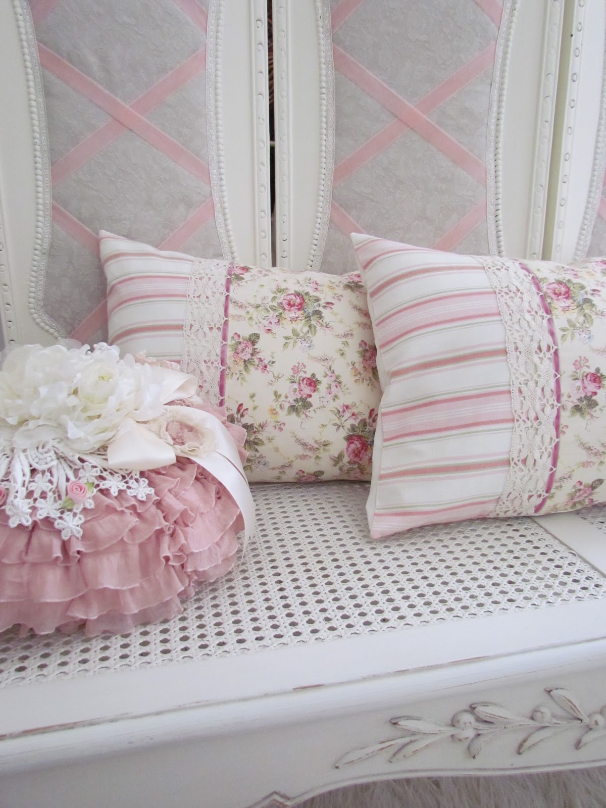 http://4.bp.blogspot.com/_dzYvlXx93pc/TR8UcAVhCkI/AAAAAAAAAi0/AjusnsTeQeQ/s1600/pillows+%252Bmoses+basket+041.JPG