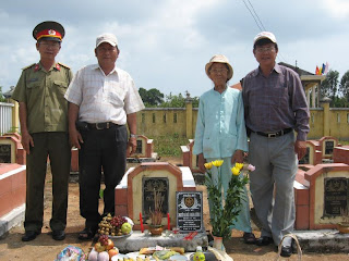 Thuỷ ' bều' k4, anh Khánh K2, cụ bà 88 tuổi, Nhất Trung K5 bên mộ cụ ông Nguyễn Bá Hối ở NTLS xã Mỹ Lợi, huyện Phù Mỹ tỉnh Bình Định
