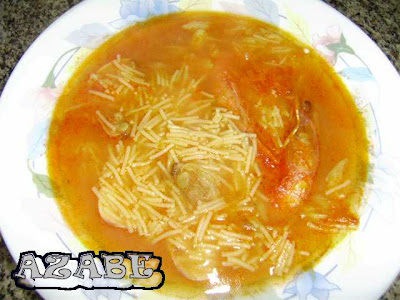 Sopa de fideos de arroz con marisco. Ingredientes: 3 gambas por persona (6) Sopa de fideos de arroz con marisco. Ingredientes: 3 gambas por persona (6)