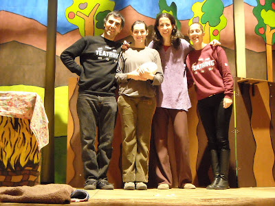 En Málaga, Tanit Salvadó como el patito, Omar como tíito Gabi, con Silvia, la coordinadora