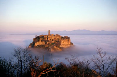 IMAGE: http://4.bp.blogspot.com/_e73W9zAqkgg/S5I4vSTS1wI/AAAAAAAAAkM/s-lFuhHLndE/s400/33_5_Civita-di-Bagnoregio.jpg