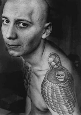 Les tatouages sont en fait, issus d'un livre “Russian Criminal Tattoo” Les tatouages sont en fait, issus d'un livre “Russian Criminal Tattoo”