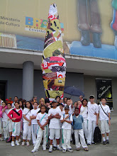 Totem de seis metros em frente ao Pavilhão da Bienal São Paulo