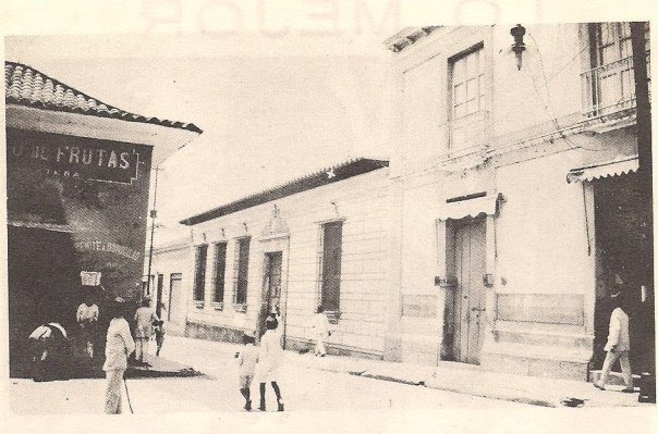 Fachada y alrededores de la Casa Natal del Libertador tal como podían verse en 1919.