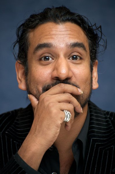 [bycarlost.blogspot.com_Naveen_Andrews_LOST_Conferencia_Prensa_2008_2.jpg]