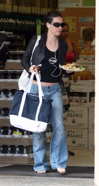 [Evangeline_Lilly_Maui_4_Abril_2009_bycarlost.blogspot.com_04.jpg]