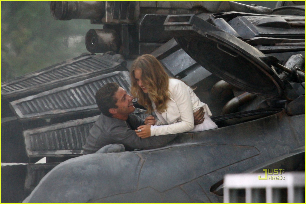 http://4.bp.blogspot.com/_eHkTwd4aRic/TKhIvs2rgRI/AAAAAAAAVUI/UOhLcNc_3F8/s1600/shia-labeouf-rosie-huntington-whiteley-transformers-3-detroit-10.jpg