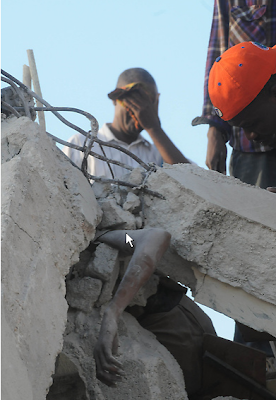 braço de menina saindo de destroços no haiti braço destroços haiti