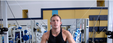 rapaz fazendo ginástica no exercício físico