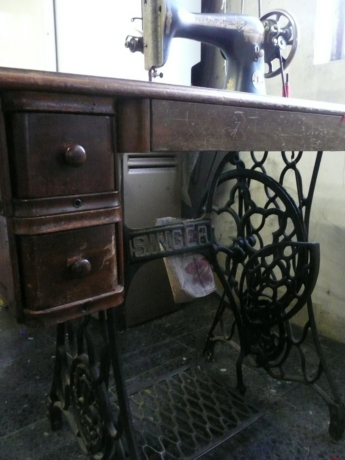 The Catalan Way How to use a Treadle Sewing Machine