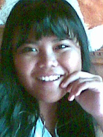 senyum'nya gimana ?