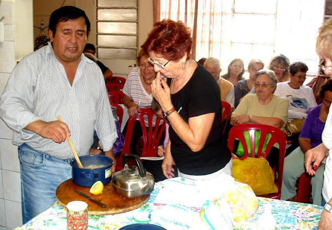 ALFREDO QUILOGRAN COCINANDO MERMELADAS CON SUS ALUMNAS EN "SUEÑOS DE AMIGOS"