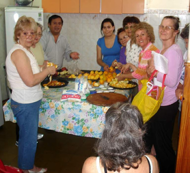 ALFREDO QUILOGRAN PELANDO NARANJAS CON SUS ALUMNAS EN "SUEÑOS DE AMIGOS"