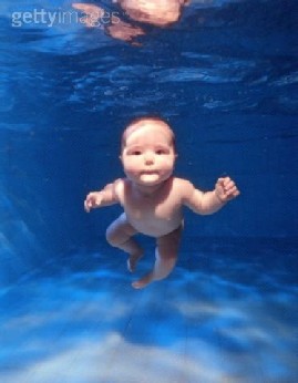 Dia 36: A foto de algo que gostaria de aprender Bebe+a+nadar+sozinho