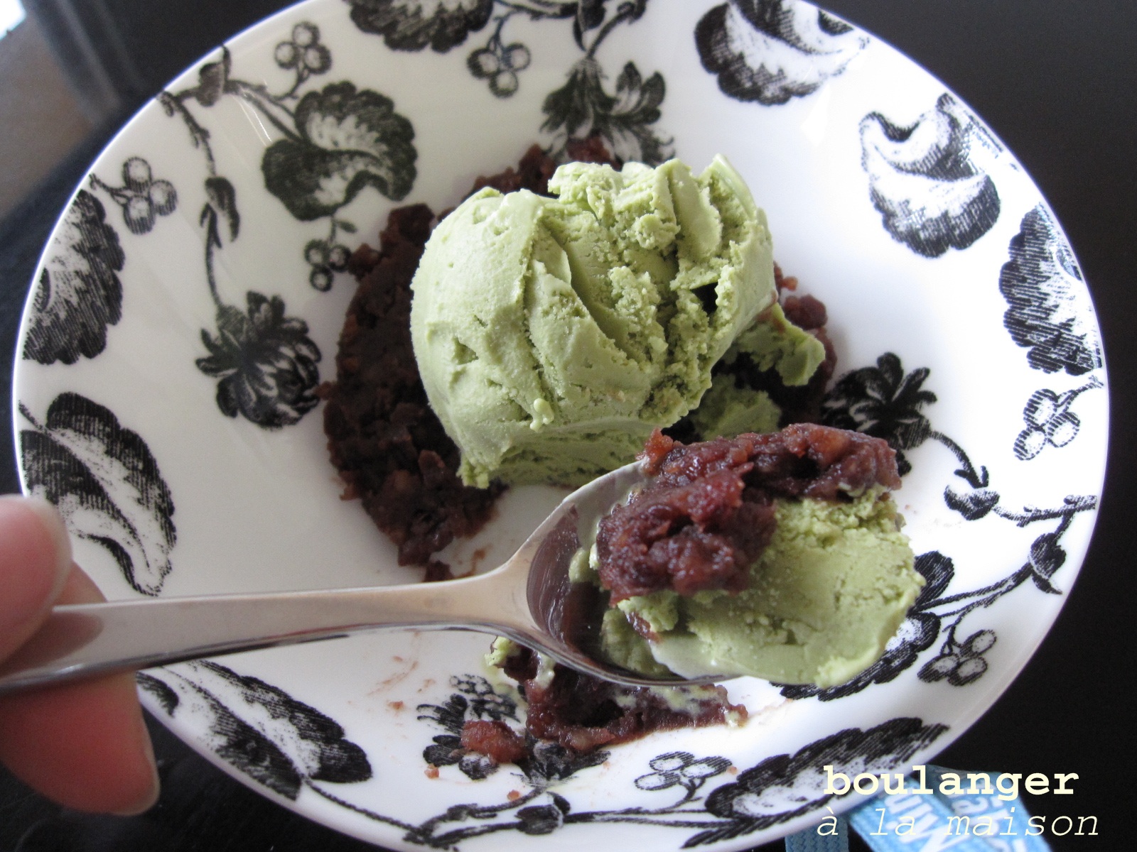 You can do it... at home! Perfect match, green tea ice cream and red
