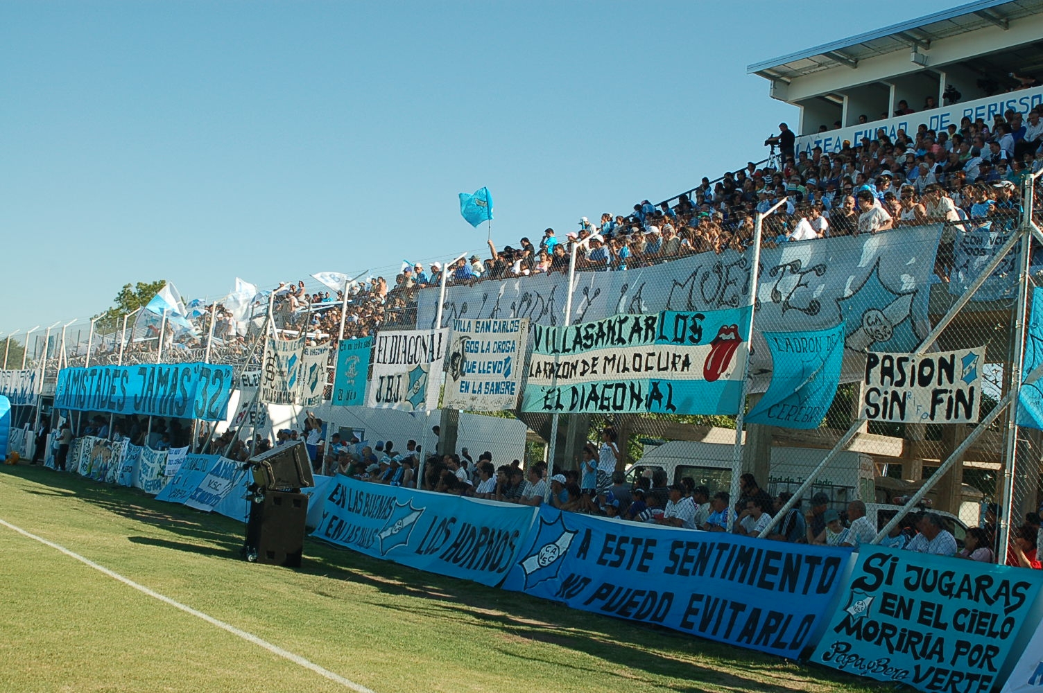 Villa San Carlos reinauguró su estadio de fútbol