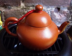 a zhu ni yi xing teapot featuring a red string hand-tied by Grace Fong