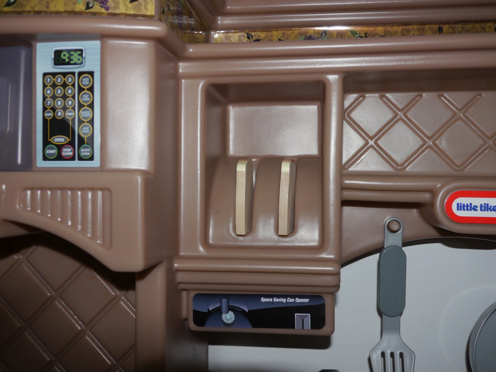 There are two slots in the top which look like they could be for plates, however the plate that