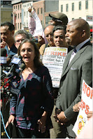 Bhairavi Desai en rueda de prensa frente a Penn Station. Foto © The New York Times