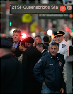 Policías en el exterior de la estación de Queensbridge, tras el tiroteo. © David Goldman for The New York Times