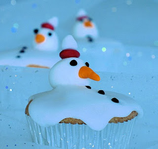 Cherrapeno makes melted snowman cupcakes. Cherrapeno makes melted snowman cupcakes.